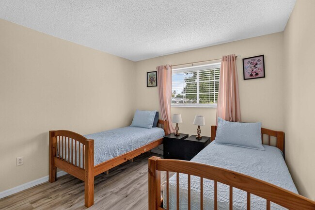 Building Photo - 1550 Casterton Cir