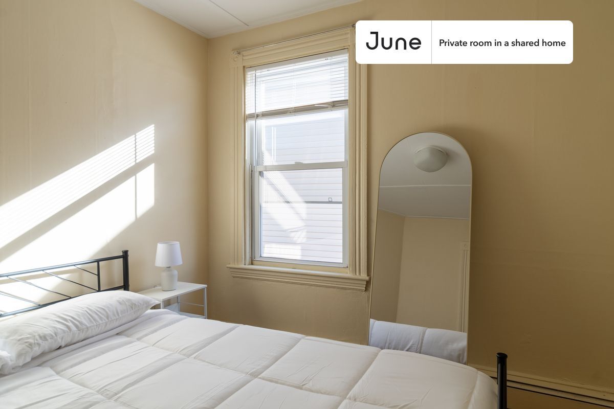 Building Photo - Private bedroom in 4 bed/1 bath Home