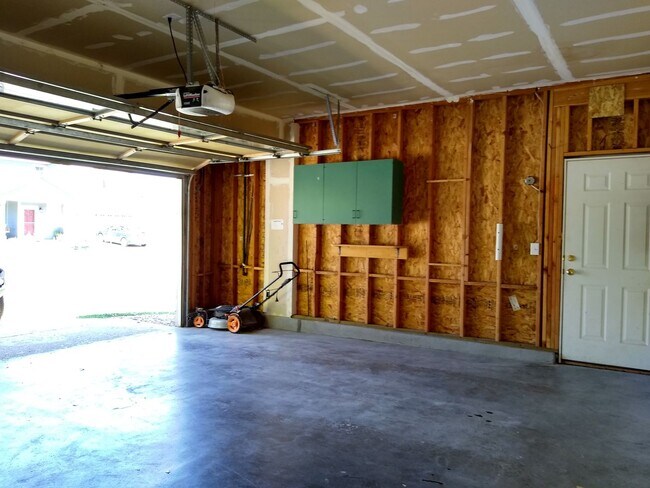 Building Photo - Gorgeous 2 Story 3 Bedroom 2.5 Baths in Da...