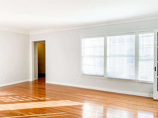 Building Photo - 452 S New Hampshire Ave