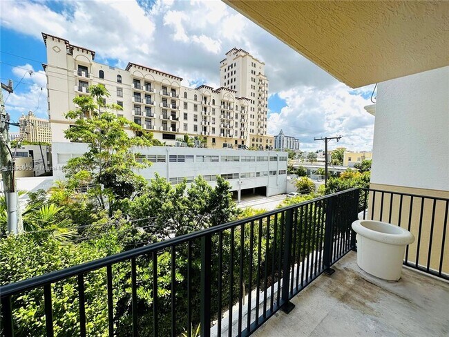 Building Photo - 118 Zamora Ave