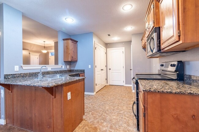 Building Photo - 4 Bedroom Brick home in Central Fayetteville!