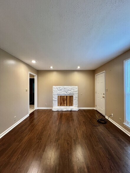 Building Photo - 365 Welchwood Dr