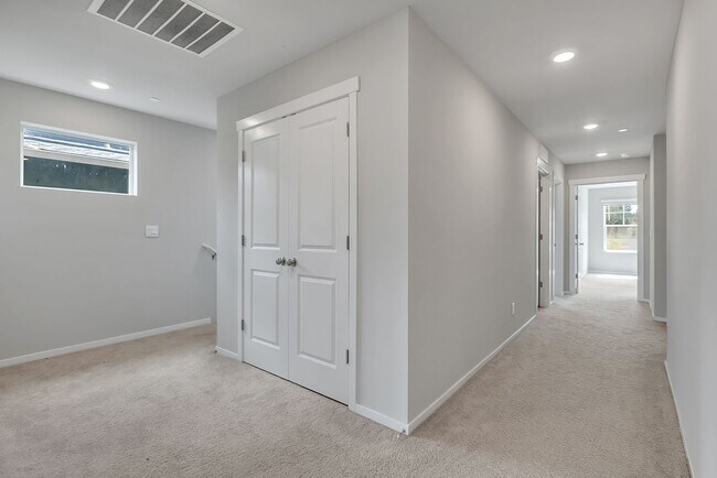 Building Photo - Spacious Puyallup Home with Room for the E...