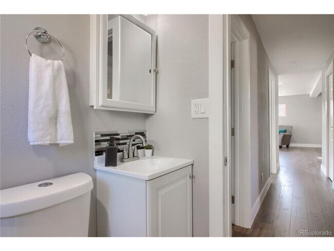 Building Photo - BEAUTIFUL 3bd/2ba Home in Denver, CO! Avai...
