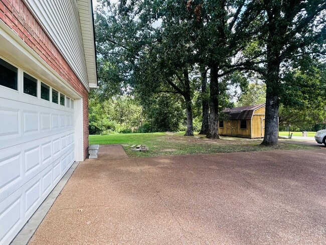 Building Photo - Desirable Oakland Home on Acreage. Owner W...