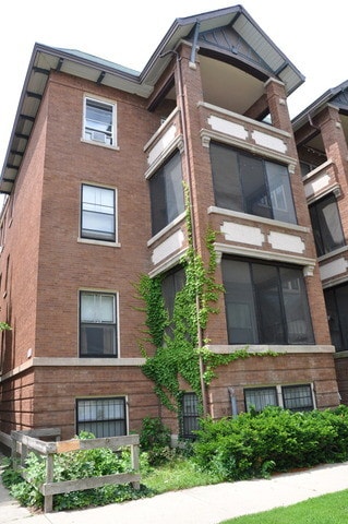 Building Photo - 908 W Waveland Ave