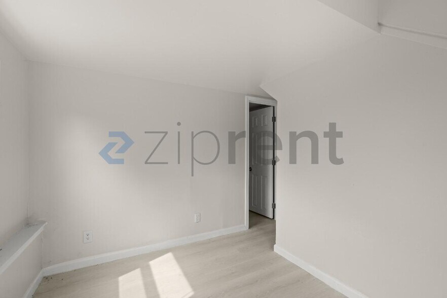 Building Photo - Unit