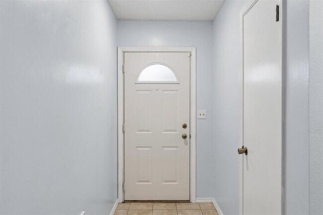Building Photo - 213 S Silver Dr