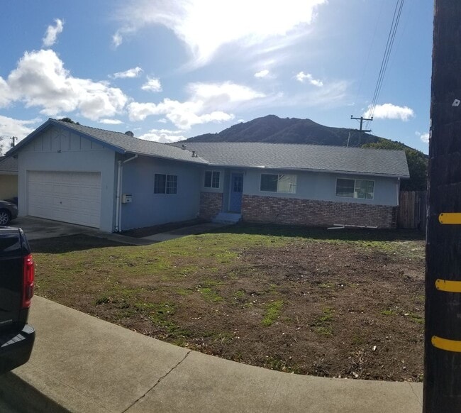 Building Photo - 4 bed 3 baths!  House ideally located close to campus, shopping, Bishop Peak