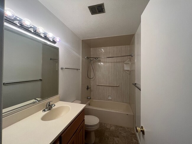 Building Photo - 3 Bedroom 2 Full Bath and a Short Walk to ...