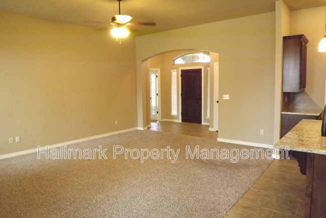 Building Photo - 613 S Silver Leaf Dr