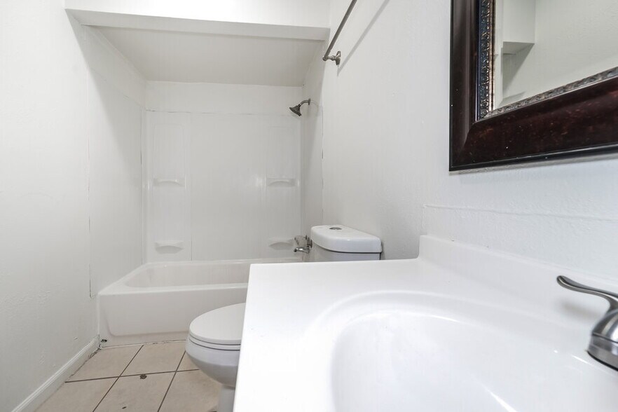 Building Photo - 2839 Canary Ln