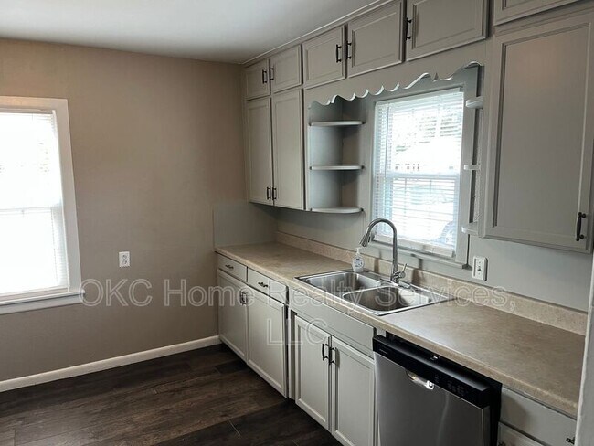 Building Photo - 234 W Thatcher St