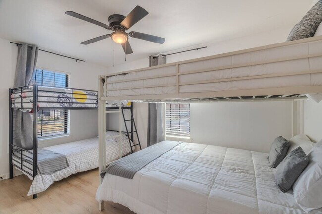 Building Photo - 807 Dreiss St