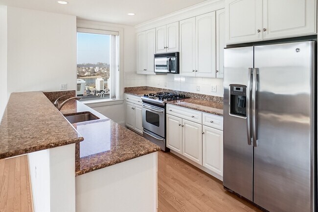 Building Photo - 116-128-128 Rantoul St