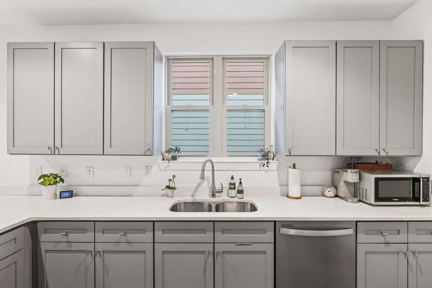 Building Photo - 927 Ramseur St