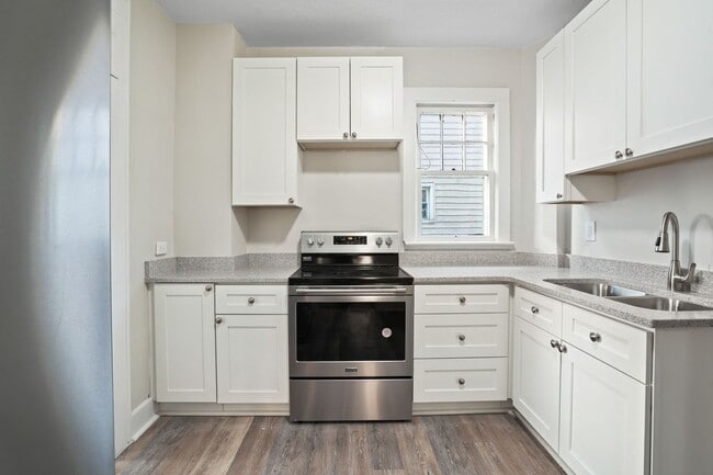 Building Photo - 3 BED 2 FULL BATH W/ OFFICE - AVAILABLE NOW