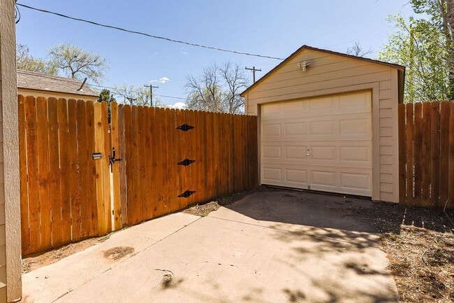 Building Photo - Cute 2 Bedroom Close to Texas Tech