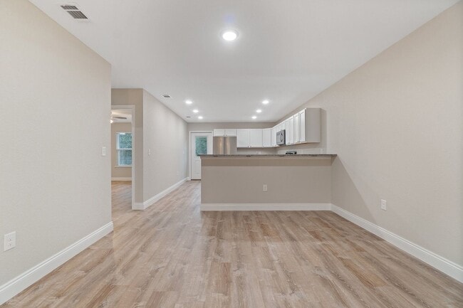 Building Photo - Charming Modern Duplex