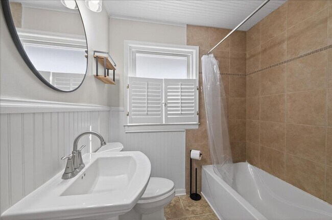 Building Photo - 4911 Barlow Dr