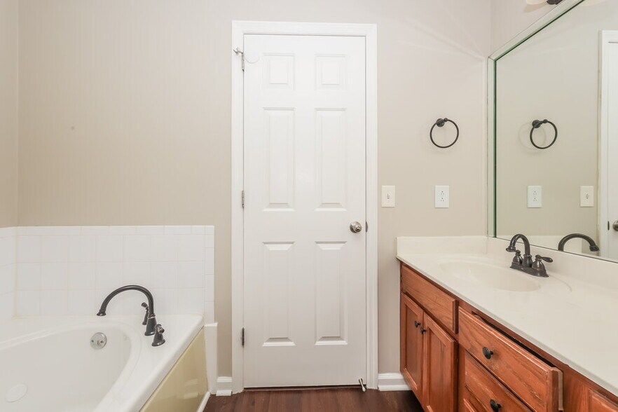 Building Photo - 6381 Paddington Way
