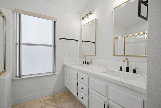 Building Photo - STUNNING DESERT SHORES MINUTES FROM THE LAKES!!!