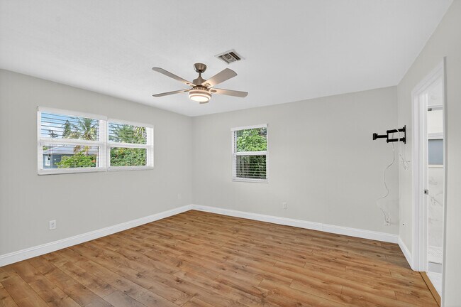 Building Photo - 422 W Ocean Ave