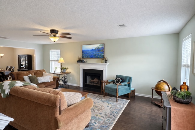 Building Photo - 3BD/2.5BA- WITH BONUS ROOM -AVAILABLE MAY 1, 2026