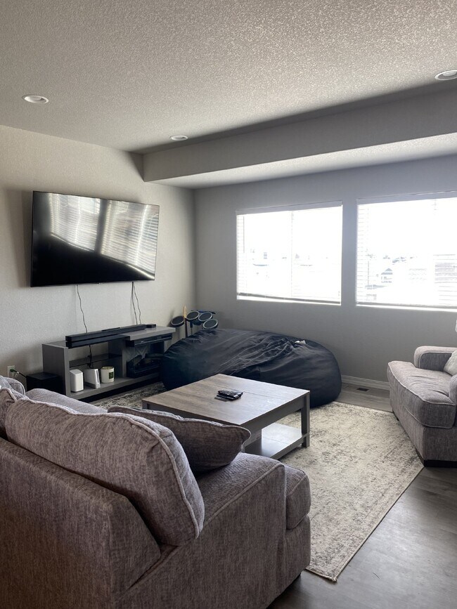 Building Photo - 3 bedroom - Samaritan Loop