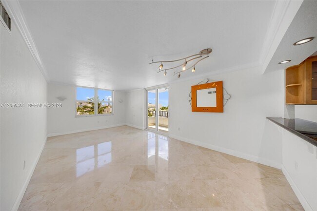 Building Photo - 720 Collins Ave