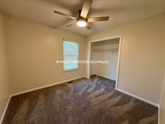 Building Photo - 719 S Park Dr