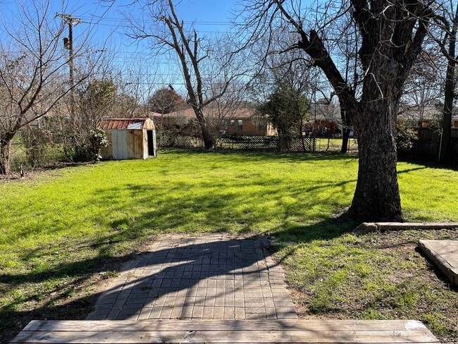 Building Photo - Move in SPECIAL! $995/month