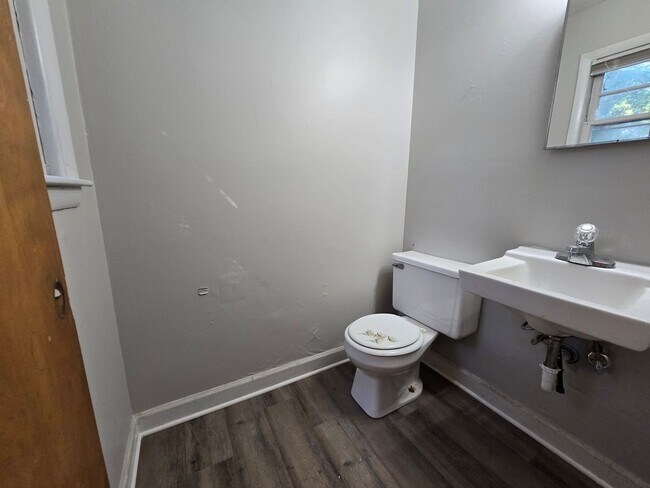 Building Photo - 745 Rustland Dr