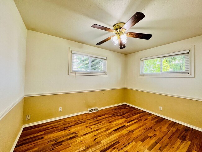 Building Photo - $0 DEPOSIT OPTION. CLASSIC CHARACTER MEETS COMFORT: 2-BED, 1-BATH IN AN INVITING TRIPLEX