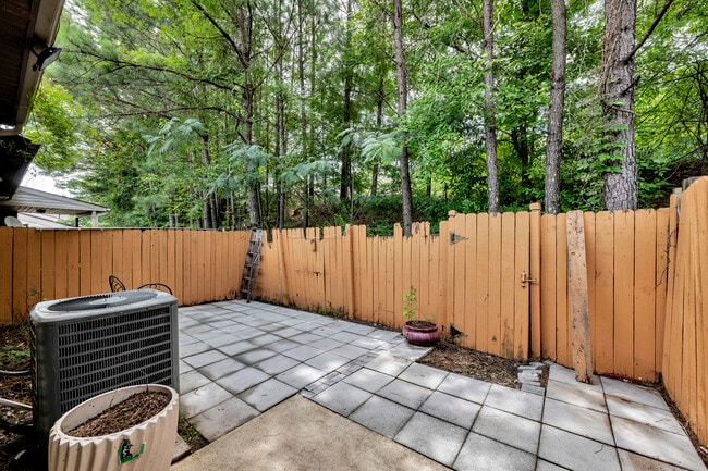 Building Photo - 1017 Ashwood Dr