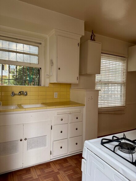 Kitchen - 346 N Curson Ave