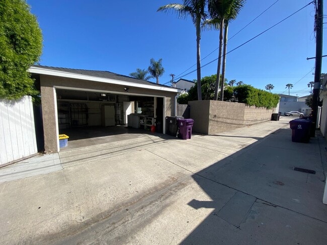 Building Photo - Beautifully Remodeled 3 Bedroom Naples Hou...