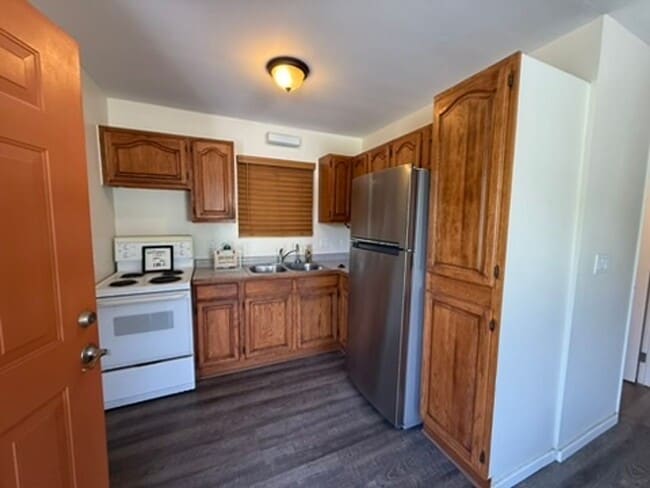 Primary Photo - Unfurnished Pet Friendly 2 bed/1 bath - Wa...