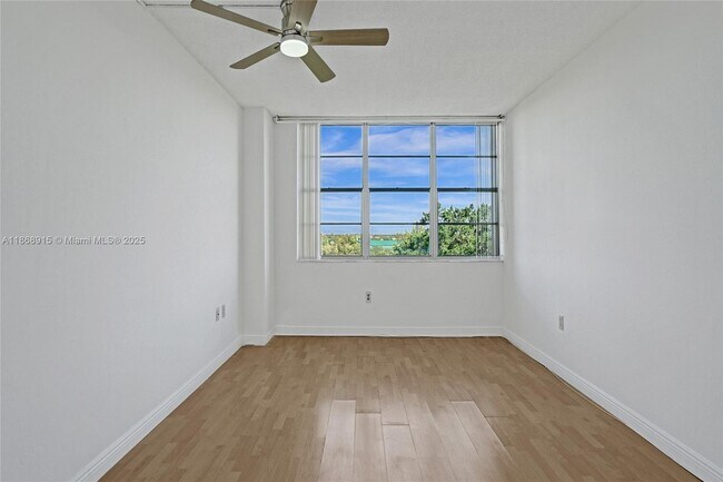 Building Photo - 1100 St Charles Pl