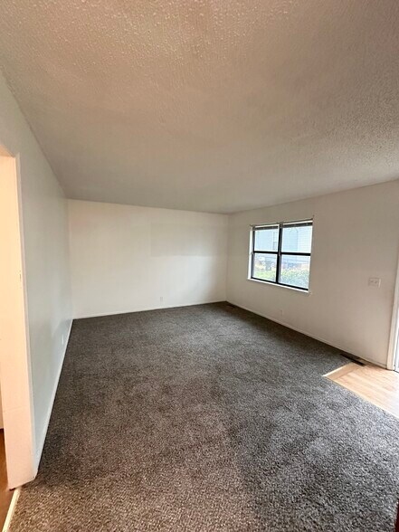 Building Photo - 2154 N Summit Ave