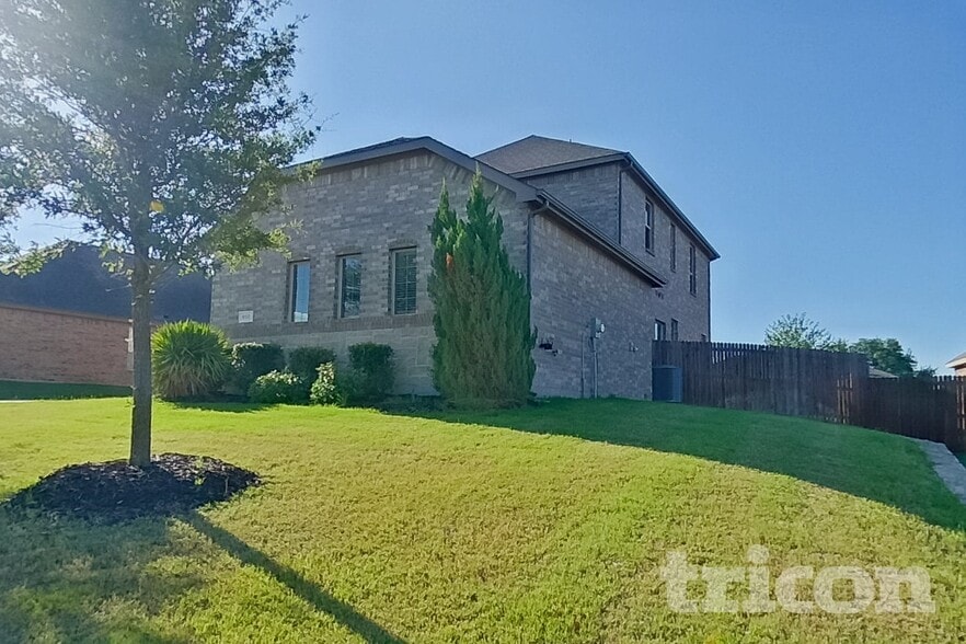 Building Photo - 612 Golden Bell Dr