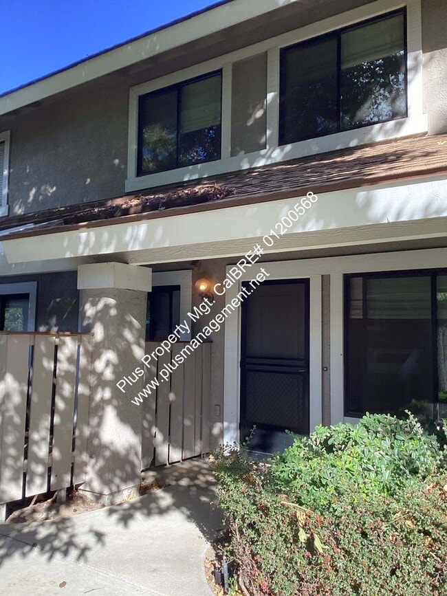 Primary Photo - Updated Knollwood Meadows Two Story Condo ...