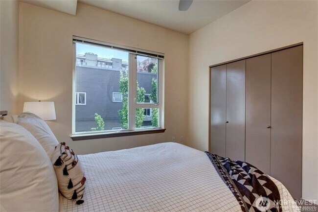 Building Photo - 2bd/1.75ba Kirkland Condo