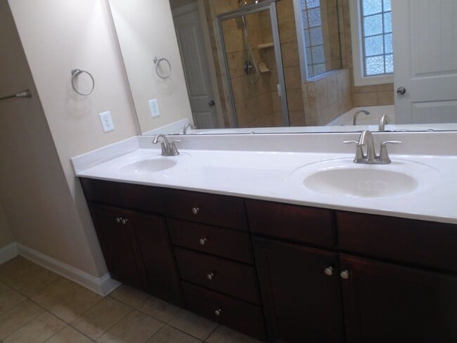 Building Photo - Stunning 5-Bedroom, 3.5-Bath Home with Bon...