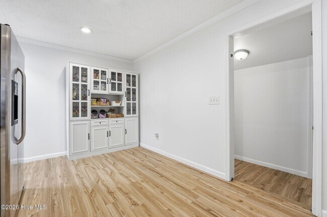 Building Photo - 1425 Central Dr