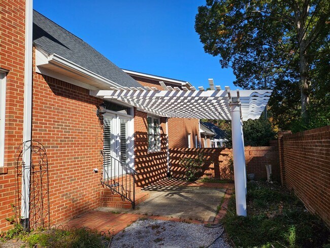 Building Photo - 104 Garden Trail Ln