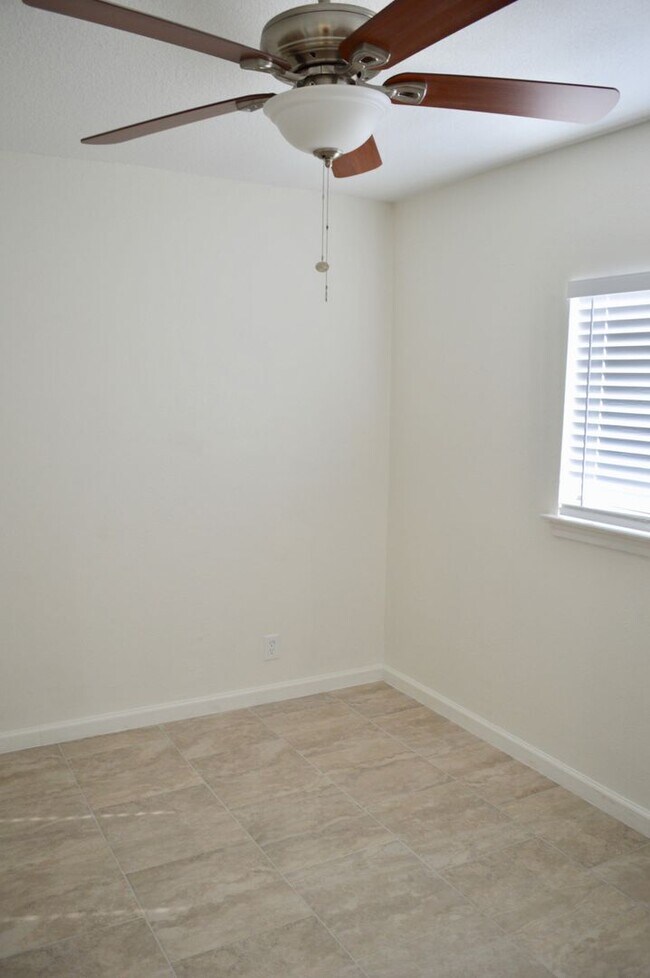 Building Photo - Beautiful 2 bed 2 bath with new flooring a...