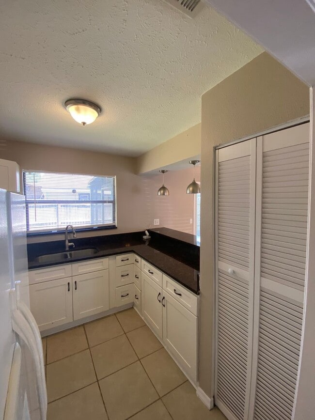 Building Photo - RANCH STYLE 3 BEDROOM 2 BATH  - NEAR USF & BUSCH GARDENS