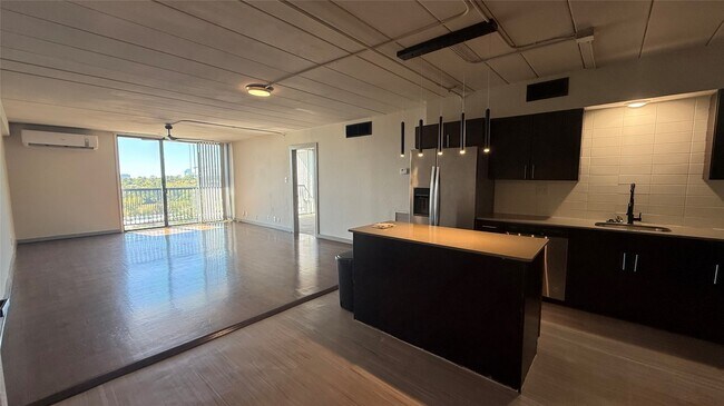 Building Photo - 5400 Memorial Dr